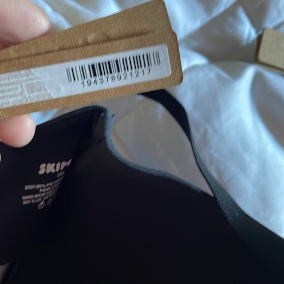 SKIMS fit’s everybody T-SHIRT BRA. Size 32 D. Color: Onyx. NWT - Picture 6 of 6